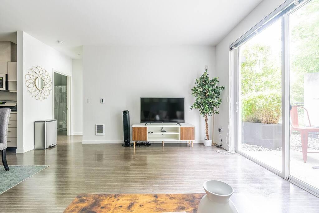 One Bedroom Luxury Apartment Сиэтл Экстерьер фото