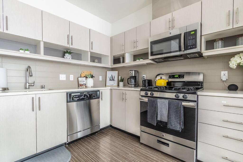 One Bedroom Luxury Apartment Сиэтл Экстерьер фото