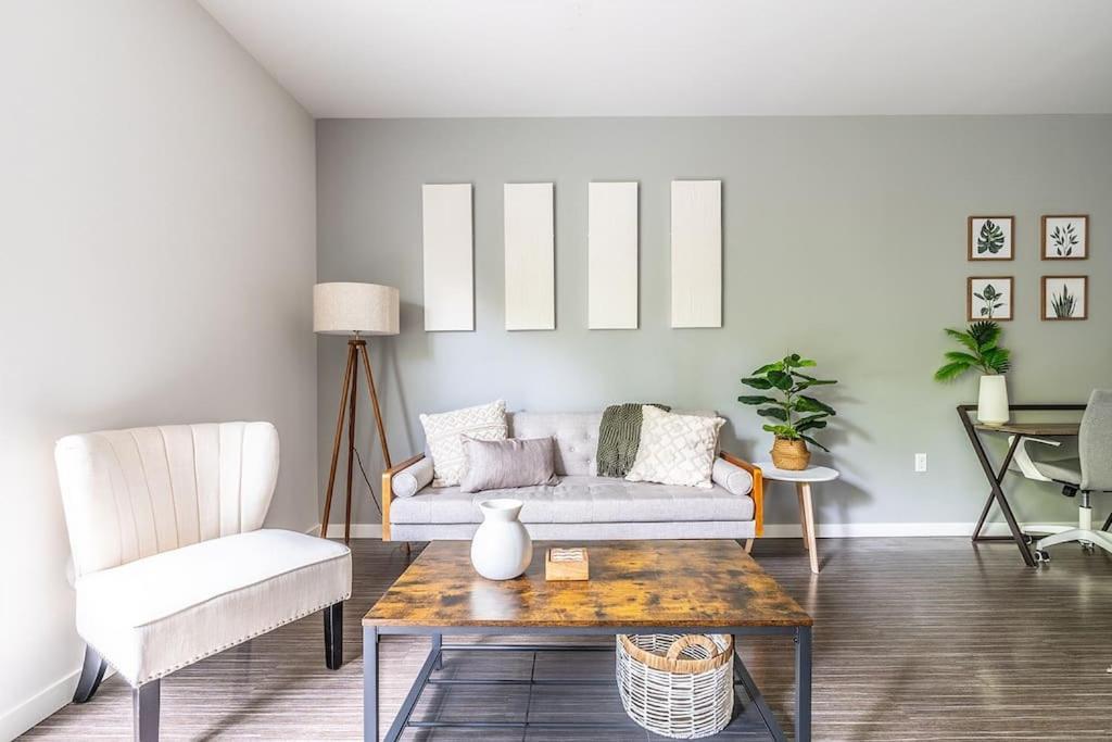 One Bedroom Luxury Apartment Сиэтл Экстерьер фото
