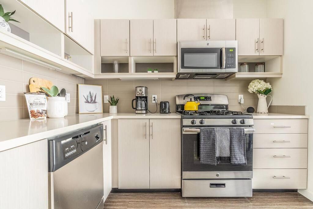 One Bedroom Luxury Apartment Сиэтл Экстерьер фото