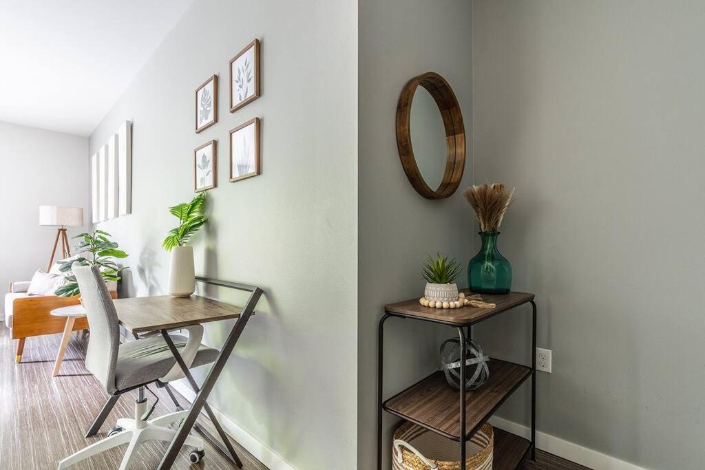 One Bedroom Luxury Apartment Сиэтл Экстерьер фото