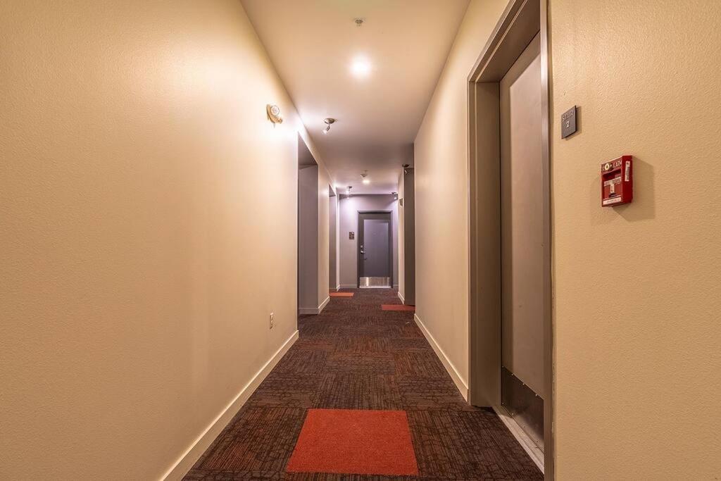 One Bedroom Luxury Apartment Сиэтл Экстерьер фото
