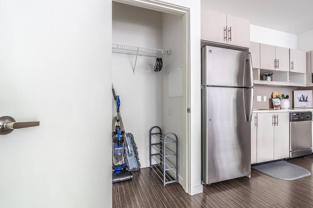 One Bedroom Luxury Apartment Сиэтл Экстерьер фото