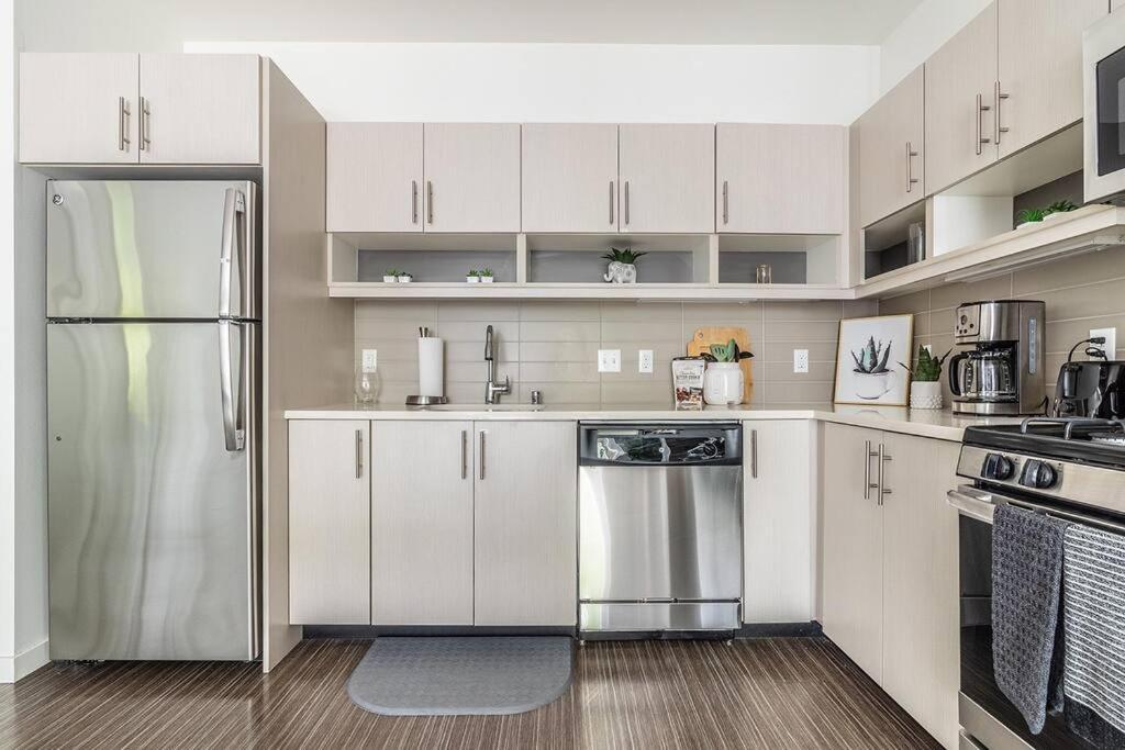 One Bedroom Luxury Apartment Сиэтл Экстерьер фото