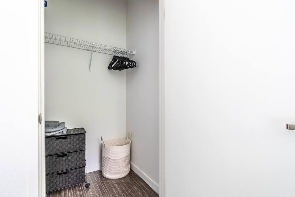 One Bedroom Luxury Apartment Сиэтл Экстерьер фото