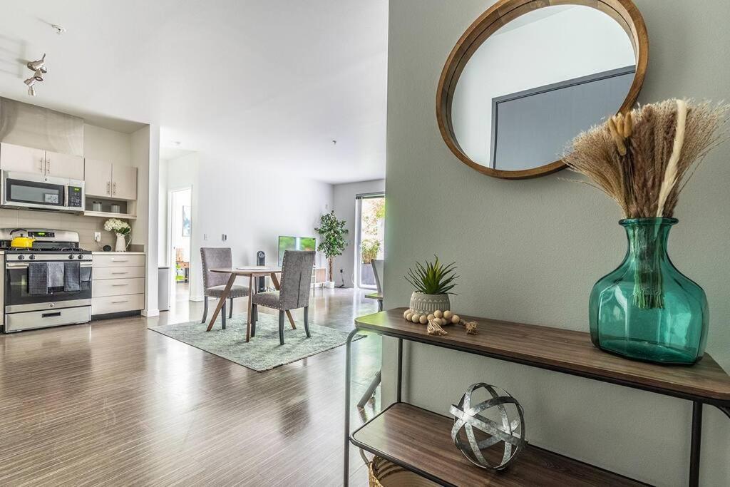 One Bedroom Luxury Apartment Сиэтл Экстерьер фото