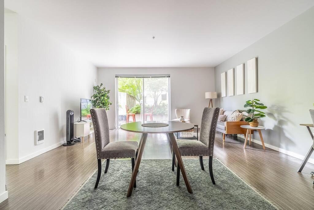 One Bedroom Luxury Apartment Сиэтл Экстерьер фото
